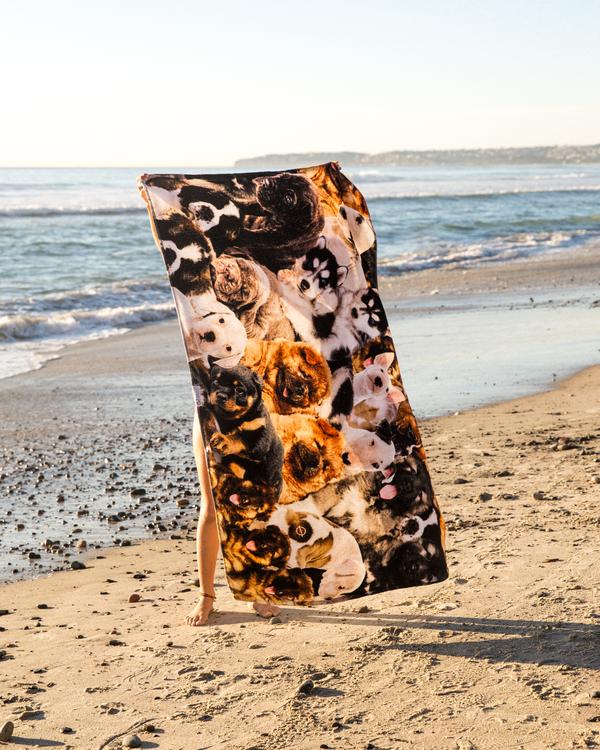 Leus Unisex Puppy Party Beach Towel