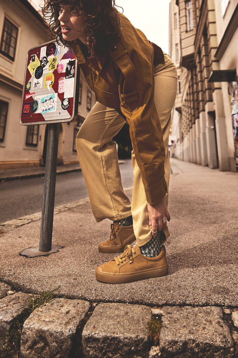 Cariuma Unisex Oca Low Camel Suede