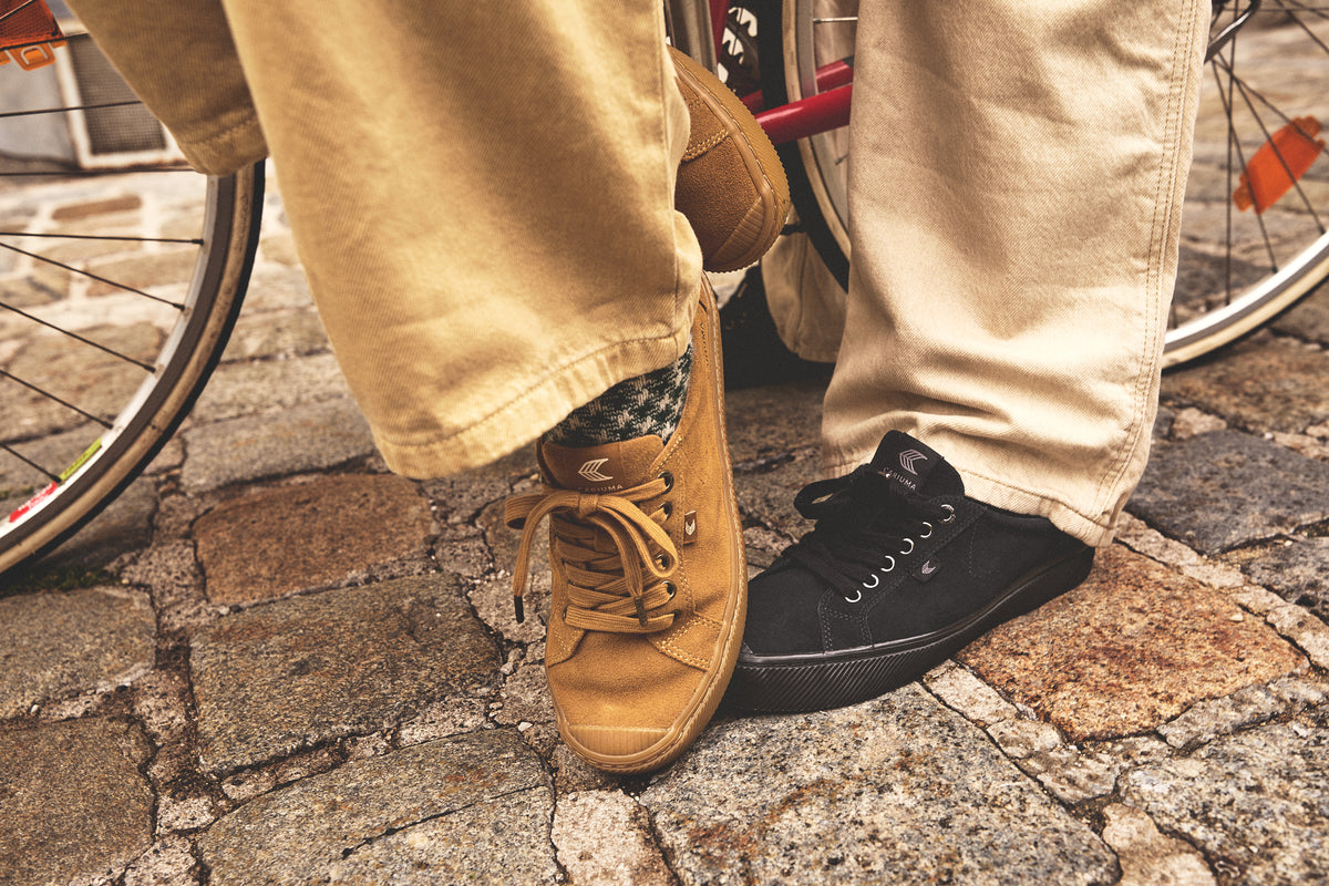 Cariuma Unisex Oca Low Camel Suede
